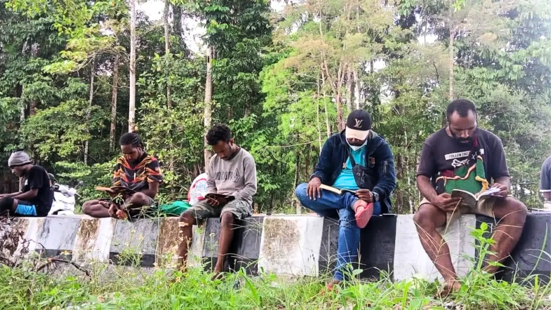 Trotoar Disulap Jadi Rak Buku Dekai Books
