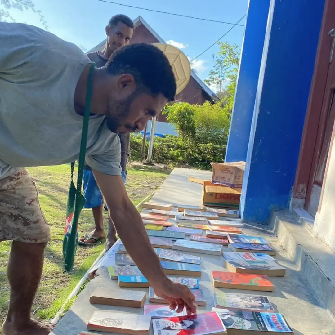 Antusiasme pemuda saat membaca di lapak baca Dekai Books.