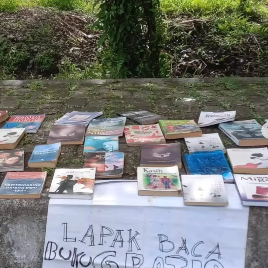 Lapak baca digelar terbuka bagi siapa saja yang lewat.