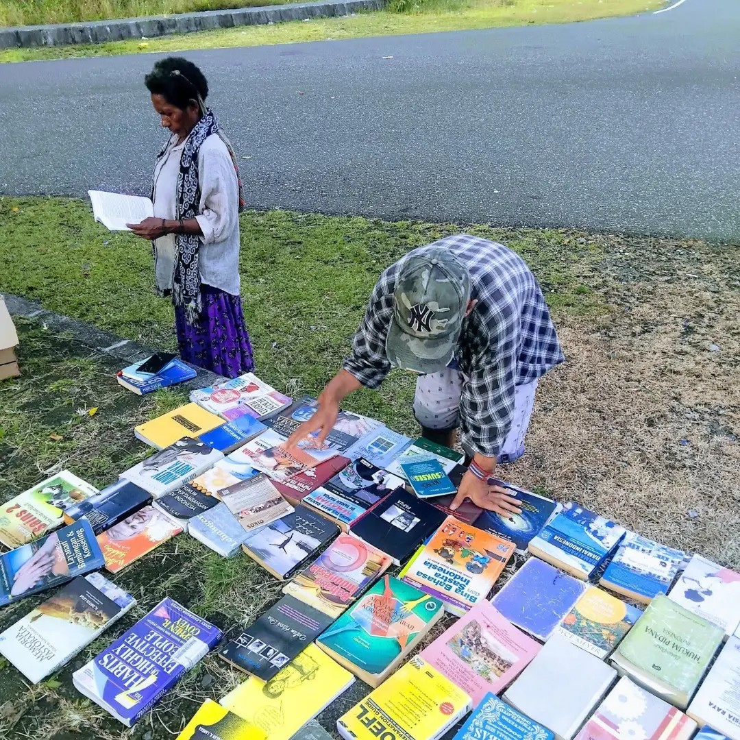 Seorang ibu menyempatkan waktu untuk membaca bersama.